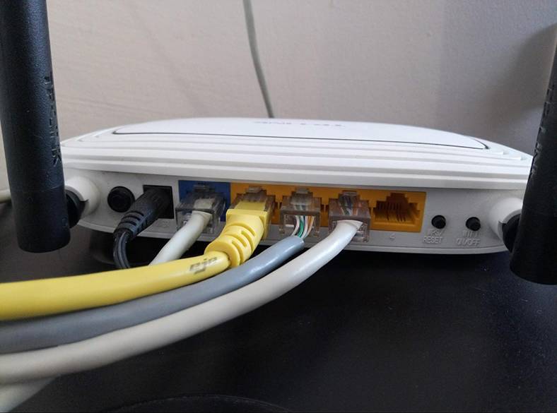 In case of a LAN/WAN connection, use a network cable to connect the LAN port of the main router with the WAN/Internet port of the other (secondary) router. .