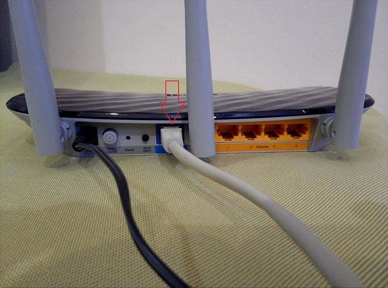 In case of a LAN/WAN connection, use a network cable to connect the LAN port of the main router with the WAN/Internet port of the other (secondary) router. 