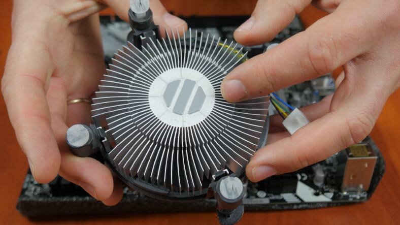 Installing the CPU cooler