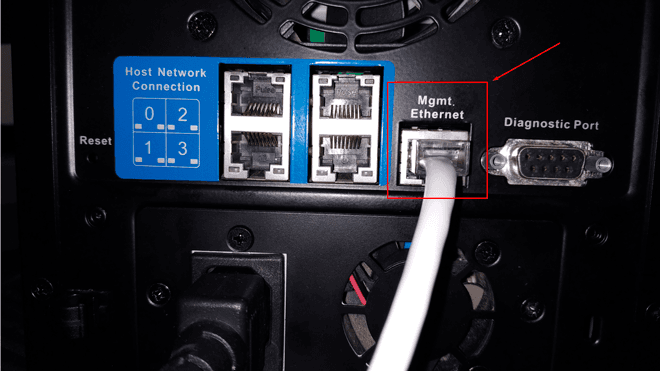 Podłączenie kabla do portu zarządzania urządzeniami modułowymi