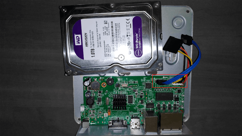 Inside Hikvision DS-7104NI-Q1/4P