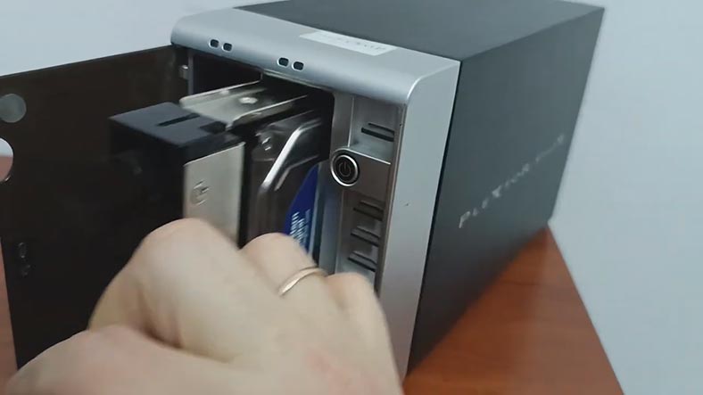 Taking the hard disks out of the NAS