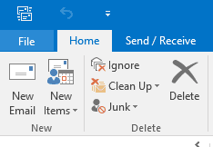 Otwórzcie aplikację Microsoft Outlook. Na wstążce menu głównego kliknijcie zakładkę «Plik»