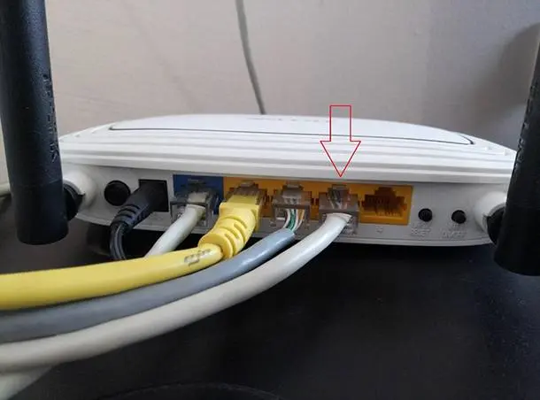 Соединяем сетевым кабелем LAN порты основного роутера, с дополнительным