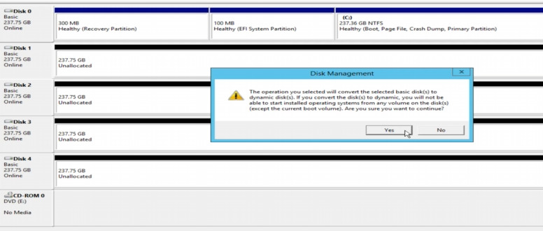 Disk Management: для створення RAID масивів система конвертує базові диски у формат Dynamic Disk